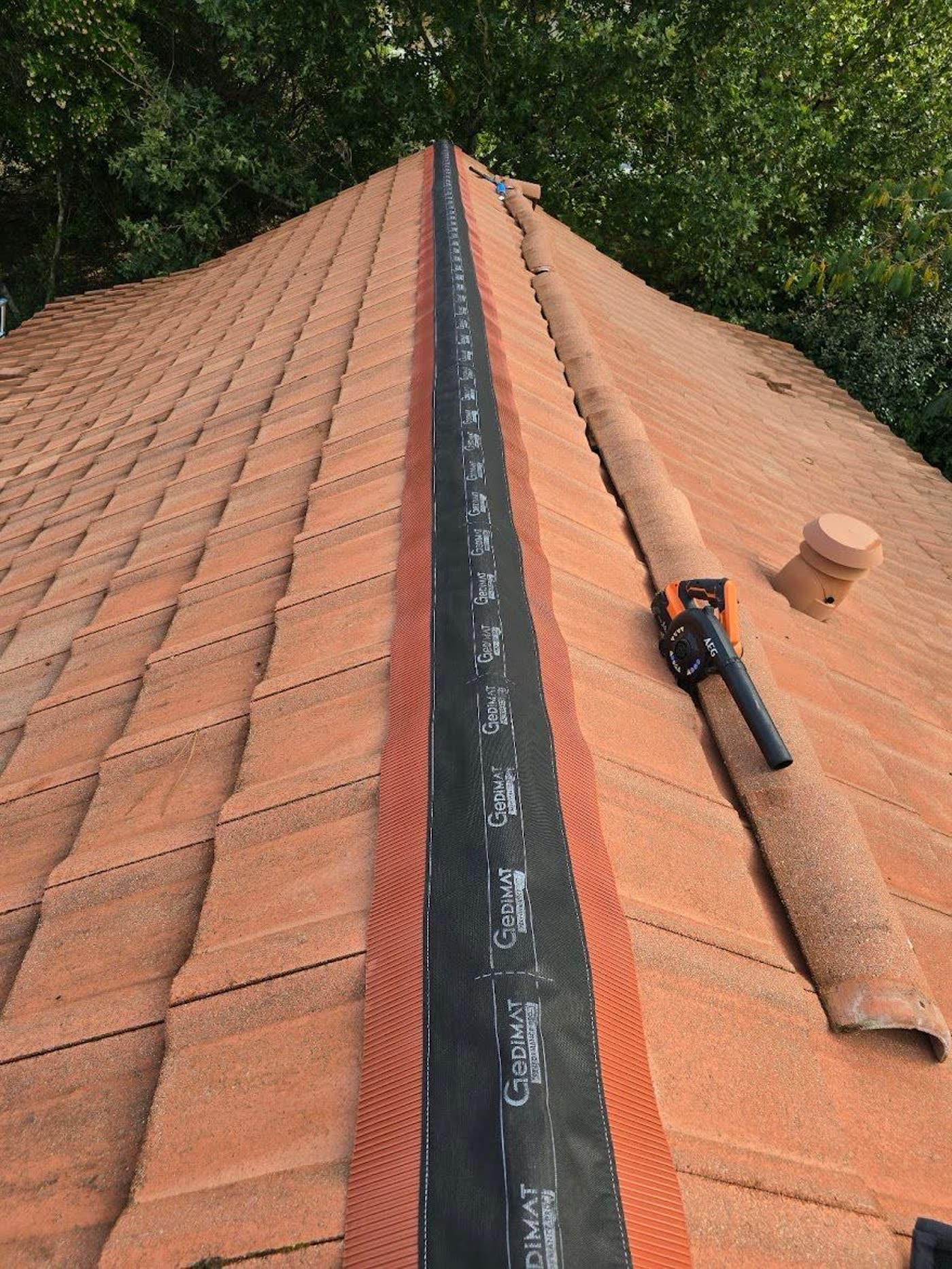 Détail de faîtage et écran sous toiture